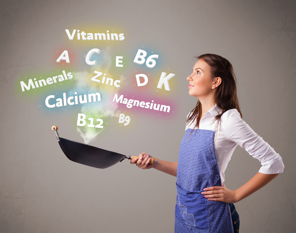 Женщина разглядывает витамины и антиоксиданты